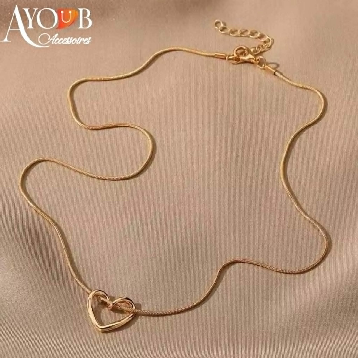 COLLIER LOVE